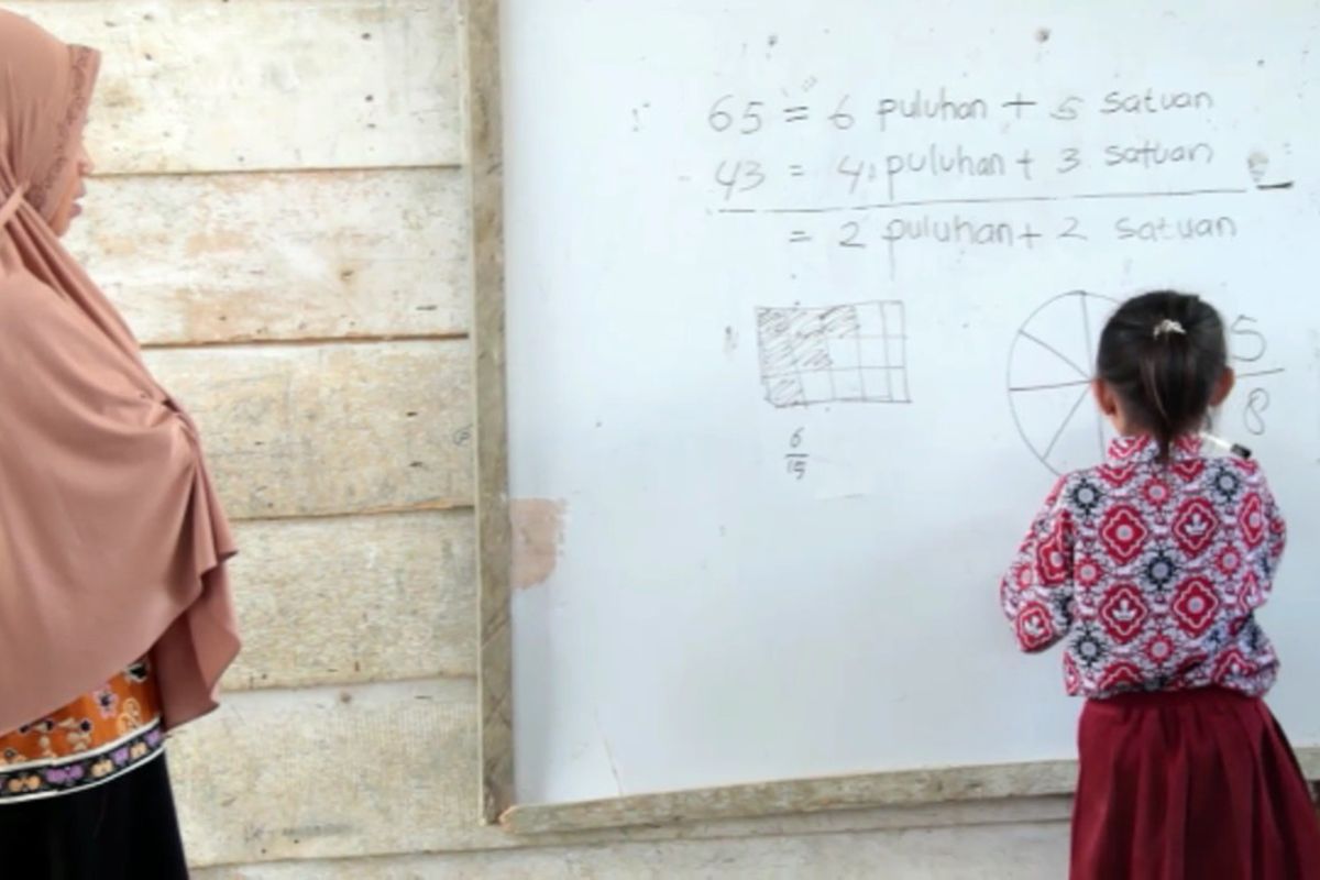 Plapon Sekolah Bergelantungan dan Naris Ambruk, Bikin Siswa dan Guru tak Tenang Belajar
