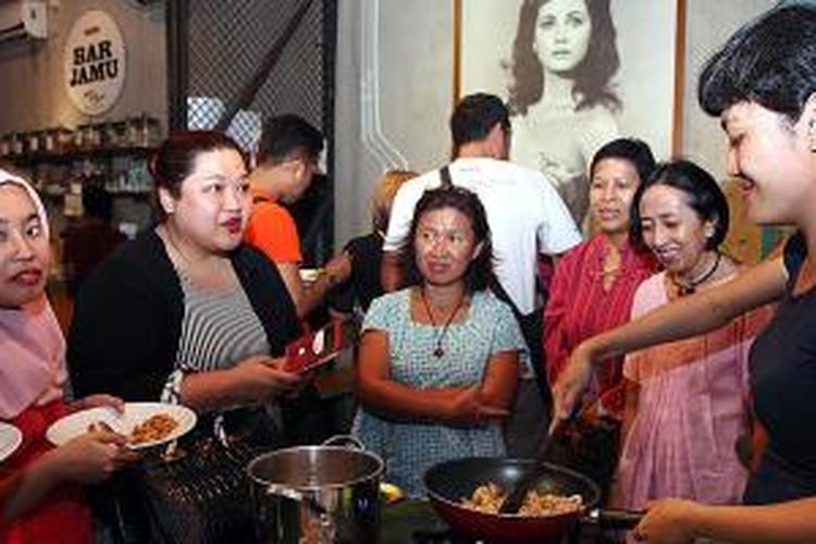 Chef Lisa Virgiano membagikan hidangan ala Wakatobi yang selesai dimasak kepada tamu undangan saat acara Minna Wakatobi di Jakarta, pertengahan Juli 2015 lalu.