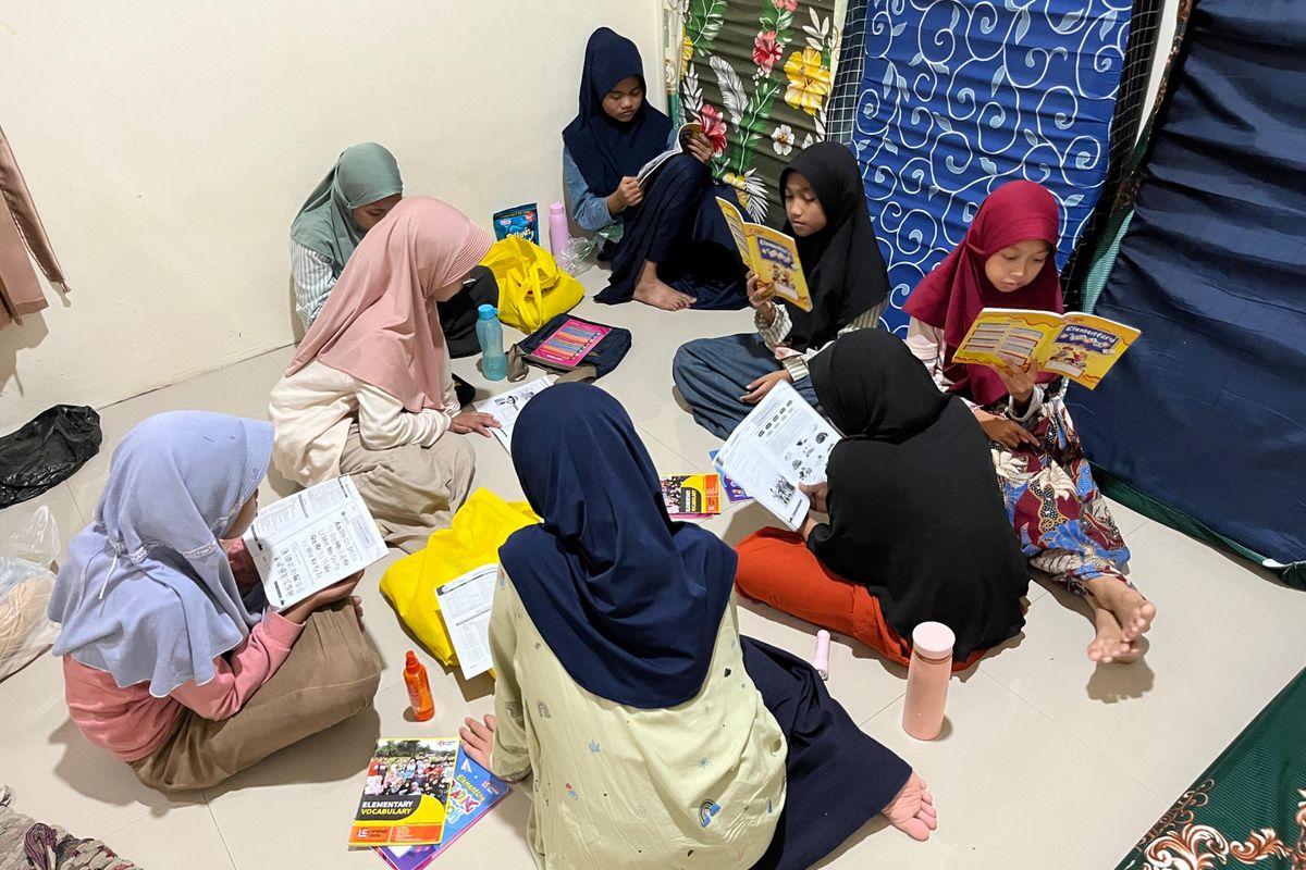 Suasana pelajar memanfaatkan waktu luang di sebuah asrama di Kampung Inggris, Kecamatan Pare, Kabupaten Kediri, Jawa Timur, medio Juni 2025.