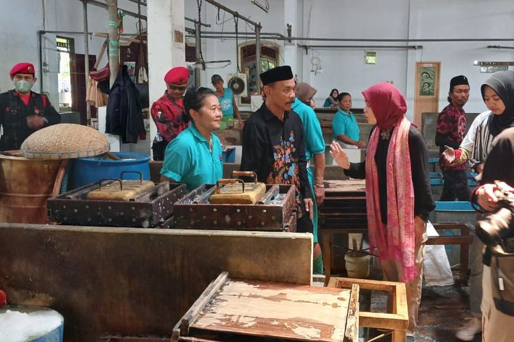 Siti Atikoh Supriyanti, istri Ganjar Pranowo, saat berkunjung ke pabrik tahu 'Sumber Makmur' di Desa Gadingwatu, Kecamatan Menganti, Gresik, Jawa Timur, Rabu (20/12/2023).