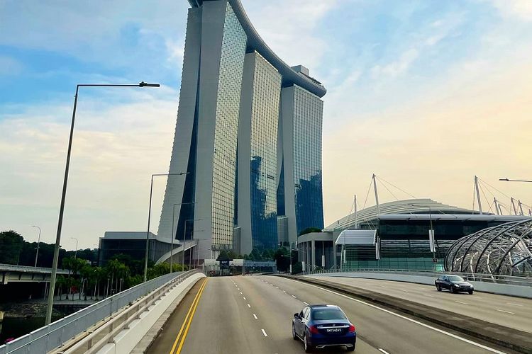 Jalan Sheares Avenue di kawasan Marina Bay, Singapura, terlihat sepi kendaraan pada Minggu sore (24/10/2021), pukul 16.37 waktu setempat. Angka kasus harian virus corona Singapura memecahkan rekor terbaru menembus 5.324 kasus baru pada Rabu (27/10/2021).