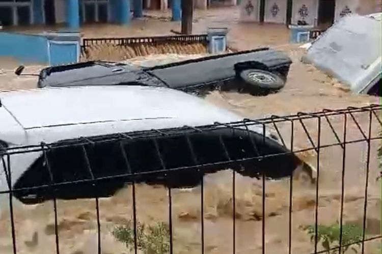 Mobil Terguling dan Hanyut di Banjir Sukabumi, Pengemudi Selamat