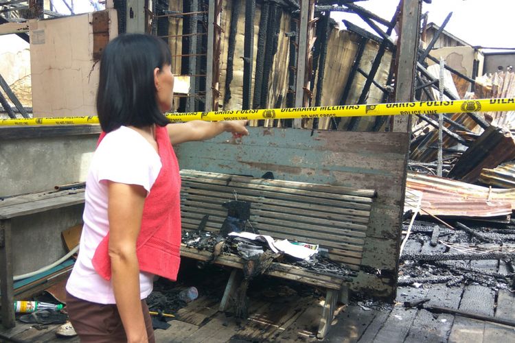 Salah satu korban menunjukkan rumahnya yang terbakar dalam peristiwa kebakaran, Senin (17/7/2017), pukul 02.30 dinihari.