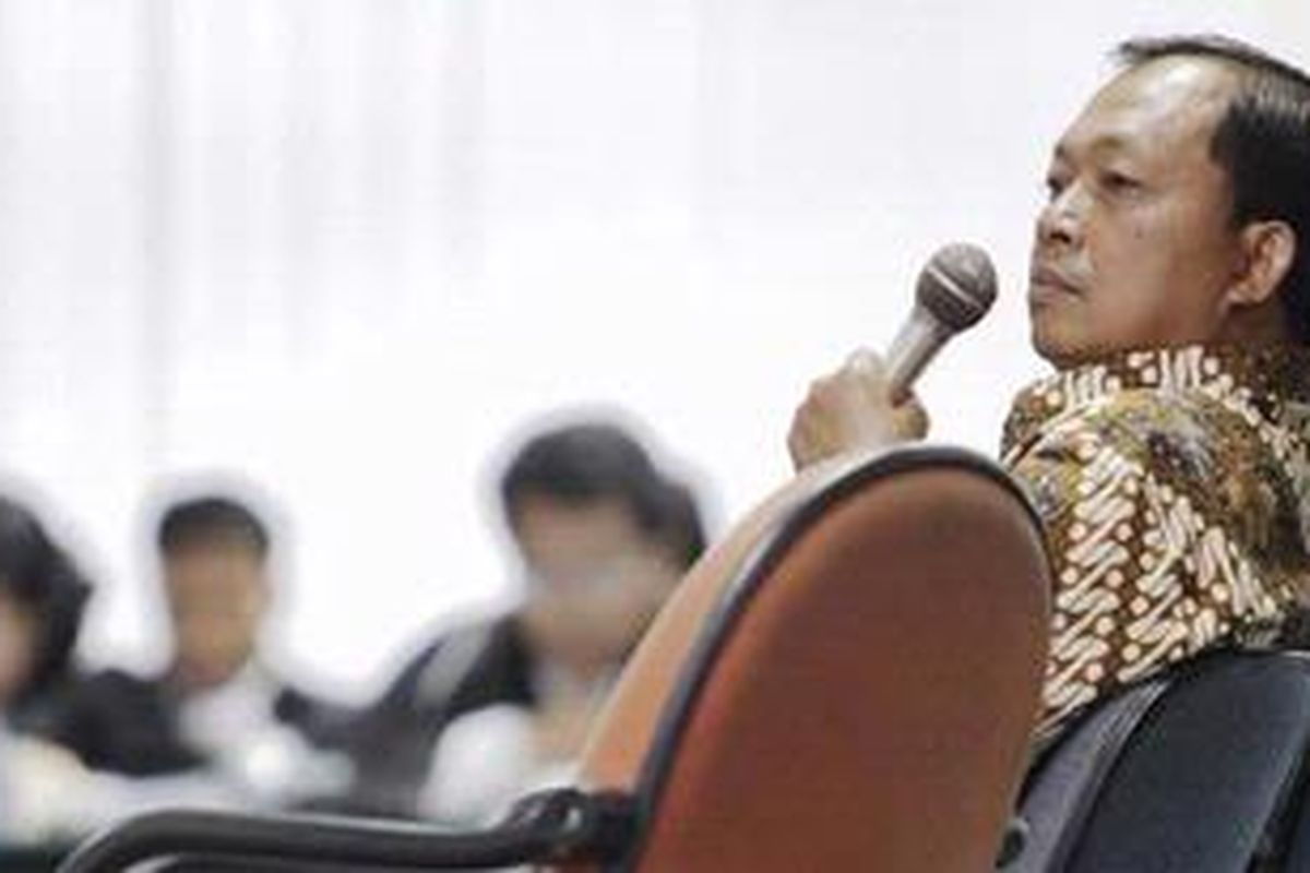 Anggota Dewan Perwakilan Rakyat dari Fraksi Partai Demokrasi Indonesia Perjuangan, I Wayan Koster, hadir memberi kesaksian untuk terdakwa Muhammad Nazaruddin di Pengadiloan Tindak Pidana Korupsi, Jakarta, Rabu (15/2/2012). Koster hadir memberi kesaksian keterlibatan terdakwa dalam dugaan suap proyek pembangunan wisma atlet Sea Games di Palembang.