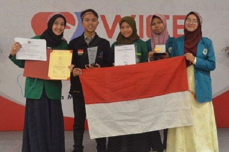 Lima mahasiswa dari tiga universitas mendapatkan berhasil mendapatkan medali emas di ajang World Invention Competition and Exhibition di Malaysia.