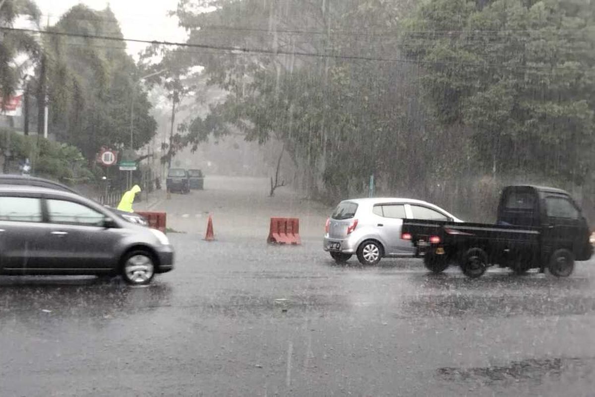 Saat hujan deras dan jalanan dipenuhi genangan, pengemudi mobil harus mewaspadai bahaya aquaplaning