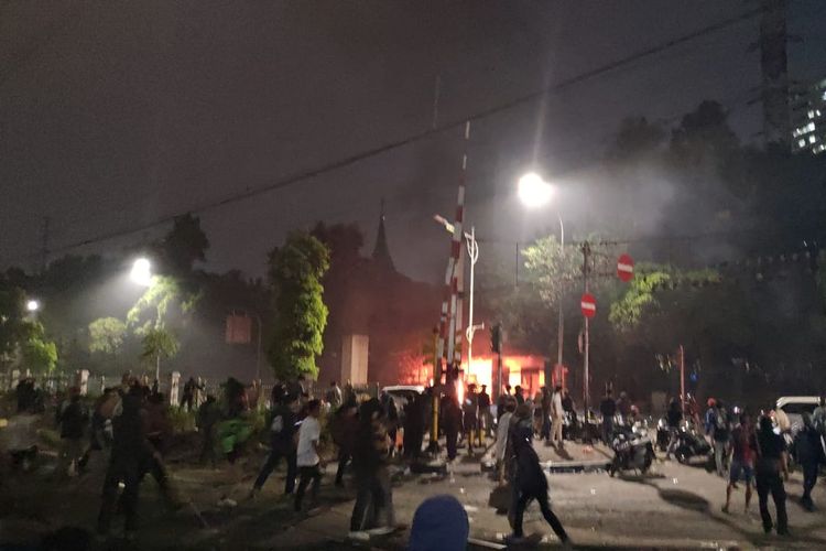Pos polisi Palmerah dibakar massa pascademo mahasiswa tolak RKUHP di depan Gedung DPR/MPR, Jakarta Pusat, Selasa (24/9/2019).