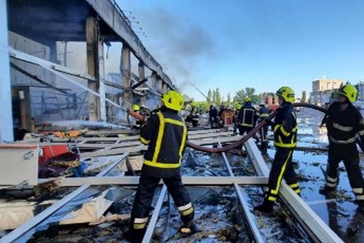 Foto ini diambil dan dirilis oleh Layanan Darurat Negara Ukraina pada 27 Juni 2022 menunjukkan petugas pemadam kebakaran memadamkan api di sebuah mal yang terkena serangan rudal Rusia di kota Kremenchuk, Ukraina timur, menewaskan sedikitnya dua orang dan melukai puluhan lainnya. kata Presiden. 