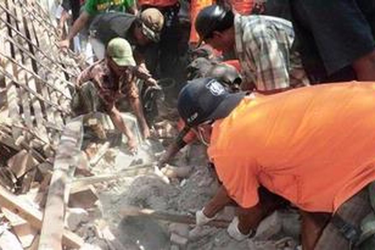 Beberapa tim SAR Trenggana Kabupaten Malang menemukan potongan tubuh isteri Ponari, peracik bahan petasan yang juga ikut tewas. Mereka adalah warga Kabupaten Malang, Jawa Timur, Rabu (15/8/2012).