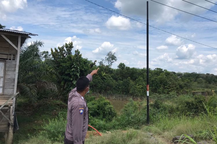 Polisi saat menunjukkan posisi tiang pancang yang dipasang oleh pekerja kabel dan diduga tiang itu menyenggol kabel listrik yang berada di atasnya.