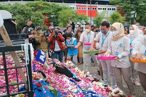 Sejumlah Kelompok Masyarakat Gelar Tabur Bunga di Stadion Kanjuruhan