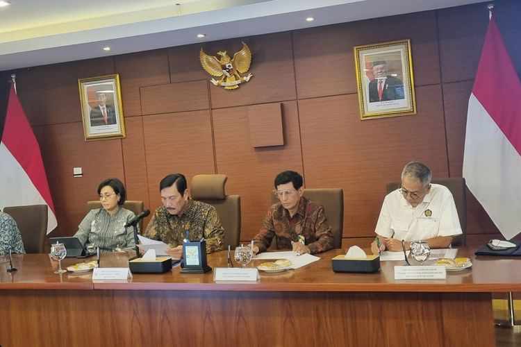 Finance Minister Sri Mulyani Indrawati (left) and Coordinating Minister for Maritime Affairs and Investment Luhut Binsar Pandjaitan (2nd-left) during a press conference on Government Assistance Policy for Battery-Based Electric Vehicle in Jakarta on Monday, March 20, 2023.
