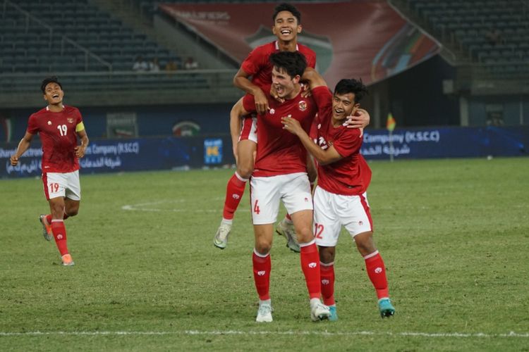 The Indonesian national team celebrated goal in the Qualification match of the 2023 Asian Cup at the Jaber Al-Ahmad International Stadium on Wednesday, June 15, 2022.   