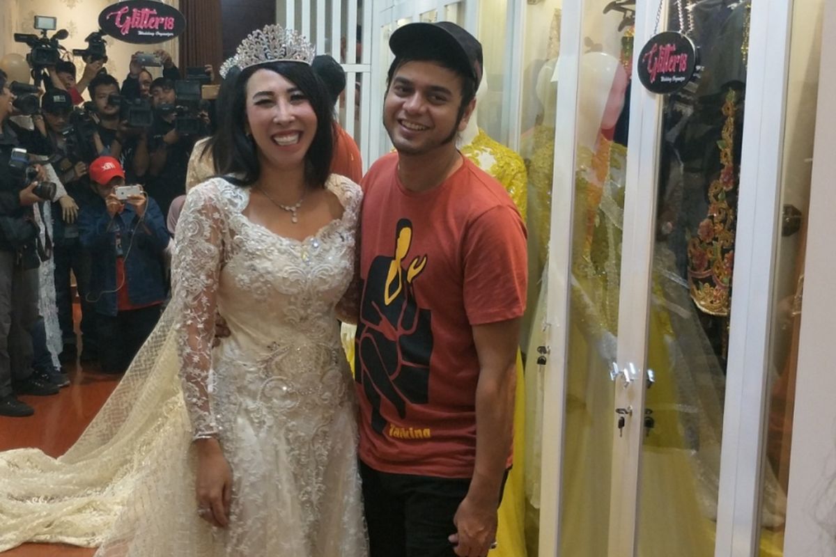 Rio Reifan dan calon istrinya, Henny Mona, saat melakukan fitting busana pengantin di Perumahan Jatinegara Baru, Jakarta Timur, Kamis (28/6/2018) sore. 