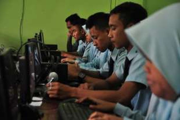 Siswa kelas XII SMK NU Ungaran, Kabupaten Semarang, Rabu (30/3/2016) tengah melakukan simulasi ujian nasional berbasis komputer (UNBK).