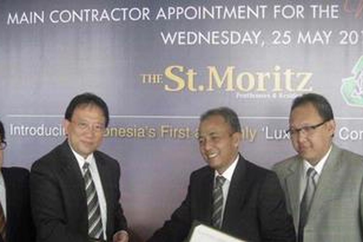 Budhi Gozali, Direktur The St. Moritz Penthouses & Residences (kiri) dan Ir. Hadjar Seti Adji, MSc, Kepala Cabang 3 Jakarta PT PP (Persero) Tbk. (kanan) sedang menyaksikan pertukaran dokumen kerjasama yang dilakukan Djoko Harjono, Direktur PT Lippo Karawaci Tbk. (kedua dari kiri) dan Kiswodarmawan, Direktur Operasi PT PP (Persero) Tbk. (kedua dari kanan). PT Lippo Karawaci Tbk. menunjuk PT PP (Persero) Tbk. sebagai main contractor pembangunan menara apartemen The New Royal Suite Tower  The St. Moritz Penthouses & Residences, Puri Indah, CBD Jakarta Barat.