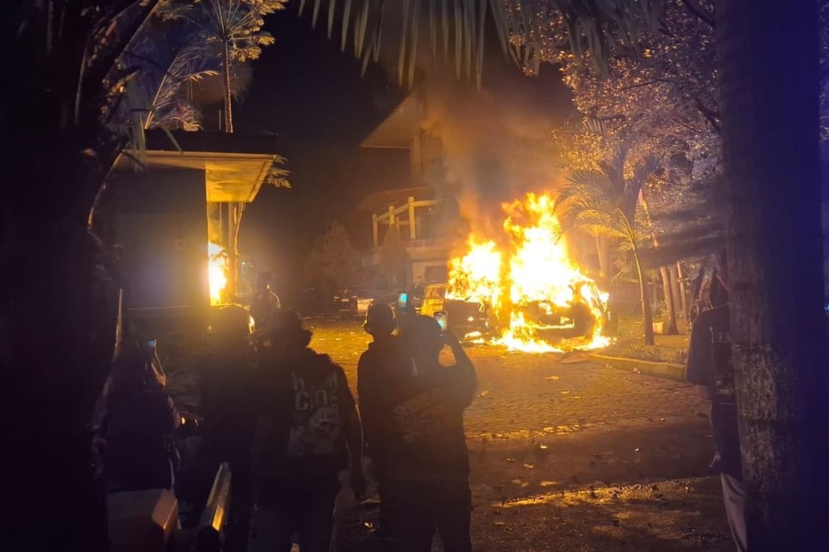Beberapa kendaraan di halaman parkir gedung DPRD Sulsel, Jalan A P Pettarani, Kota Makassar, Sulsel, yang terbakar. Jumat (29/8/2025).