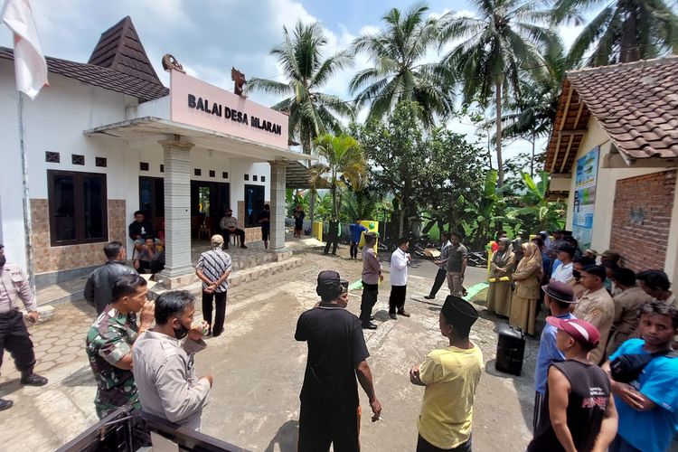 Warga mengeruduk balai desa Mlaran Kecamatan Gebang Kabupaten Purworejo Jawa Tengah pada Senin (5/9/2022). 