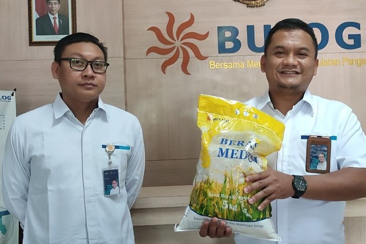 Kepala Bulog Kantor Cabang Cirebon, Budi Sultika, menjamin stok beras di gudang Bulog aman hingga masa panen Maret - April mendatang dengan jumlah, 5.480 ton, pada Senin (6/2/2023).
