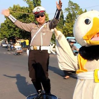 Aiptu Dudun, bergoyang joget dengan semangat, sambil menarik pluit, mengatur lalu lintas di perempatan sumber, kompleks perkantoran pemeintah Kabupaten Cirebon, Selasa Paagi (21/10/2014). Program Polisi Bergoyang akan dirutintkan tiga minggu sekali untuk menghibur pengguna jalan saat jam padat.
