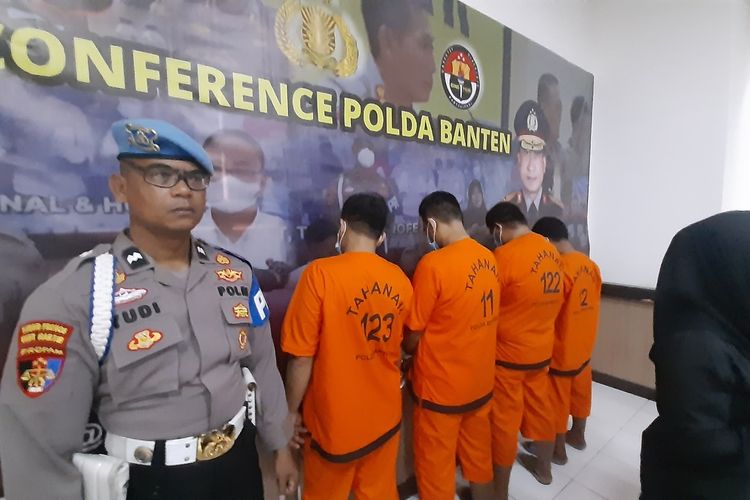 Polisi memperlihatkan barang bukti dan tersangka Tindak Pidana Perdagangan Orang (TPPO). Ditreskrimum Polda Banten berhasil menggagalkan pengiriman pekerja migran ilegal dan mengamankan empat orang tersangka