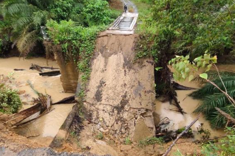 Jembatan Putus di Sebatik Kaltara, Orangtua Rela Gendong Anak Seberangi Sungai demi Ujian