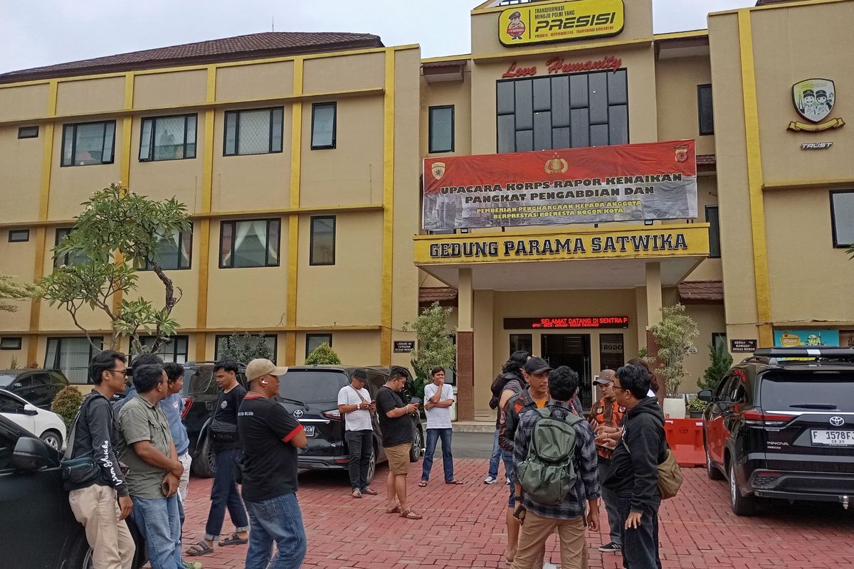 Sejumlah rekan korban penembakan mendatangi Mapolresta Bogor Kota, Senin (3/2/2025).