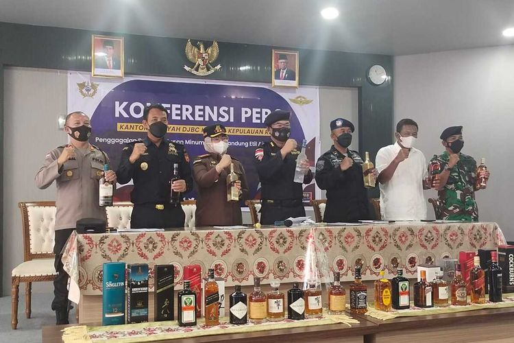 Sebanyak belasan ribu botol minuman beralkohol senilai Rp 10 miliar yang hendak diselundupkan ke pesisir timur pulau Sumatera berhasil digagalkan oleh petugas bea cukai, Jumat (25/3/2022).