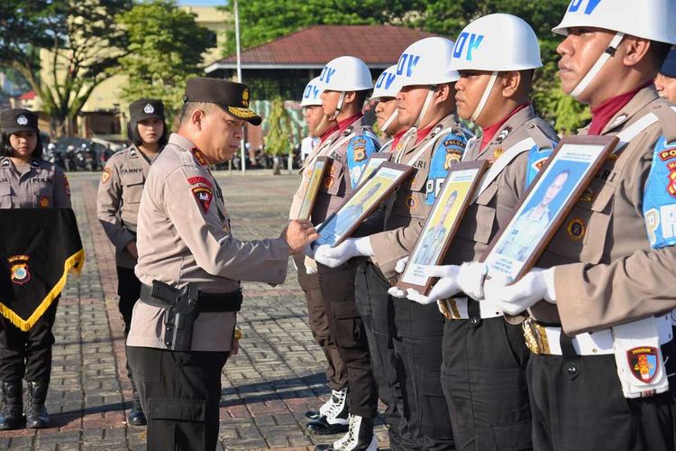 Kapolda Maluku Irjen Pol Lotharia Latif memimpin upacara pemecatan tidak dengan hormat (PTDH) lima anggotanya di lapangan upacara Polda Maluku, Rabu (7/12/2022)