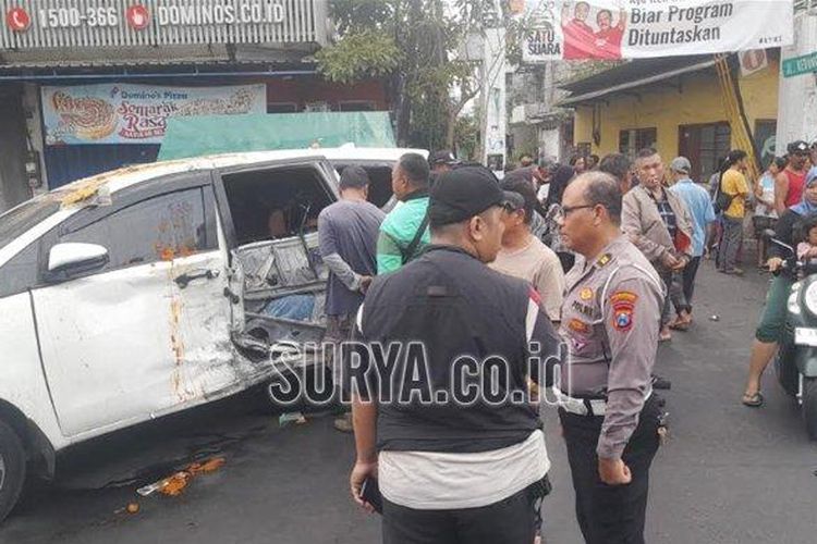 Sebuah mobil Toyota Innova menabrak warung di Jalan Kedungdoro, Kecamatan Tegalsari, Surabaya, Jawa Timur, Jumat (1/11/2024) sekitar pukul 04.00 WIB. Kecelakaan ini mengakibatkan dua orang tewas.

