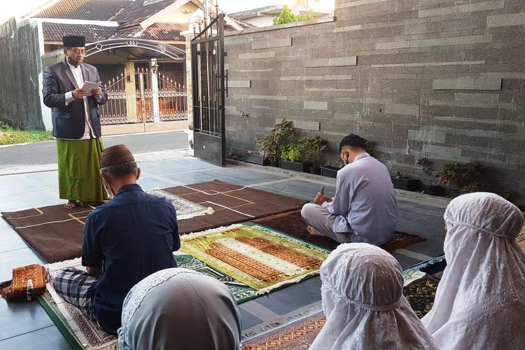 Prof Jamal Wiwoho saat memberikan khotbah shalat Idul Fitri 1441 H di depan garasi rumahnya.