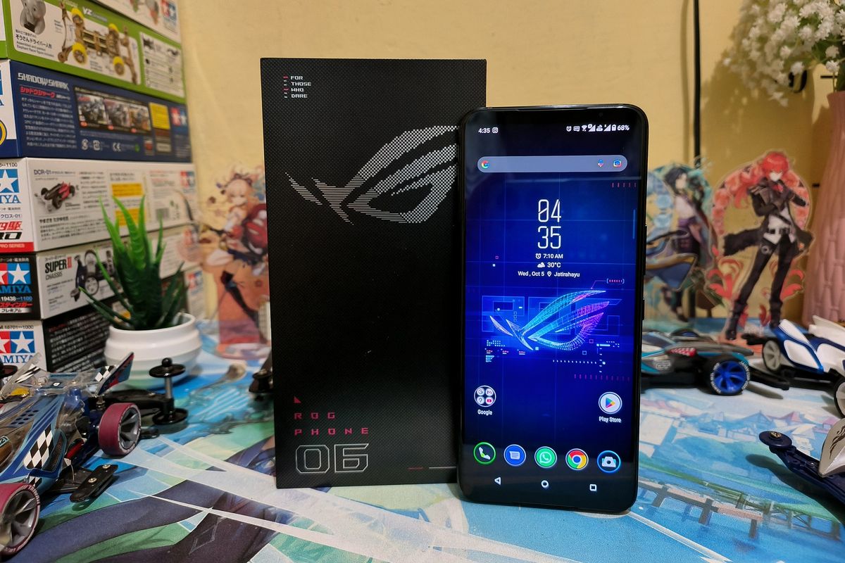 Asus ROG Phone 6 dan kotak penjualannya. Layar ROG Phone 6 terasa lebih lega karena mengusung panel AMOLED 6,78 inci dan resolusi Full HD Plus. Layarnya juga lebih kokoh karena telah dilindungi dengan kaca anti gores Gorilla Glass Victus. 

Ketika dipakai di bawah terik sinar matahari, konten atau game yang sedang ditampilkan layar bisa dibilang dapat dilihat dengan jelas. Pasalnya, ROG Phone 6 memiliki layar dengan tingkat kecerahan hingga 1.200 nits (peak).

Selain itu, animasi yang berjalan di layar juga terasa lebih mulus dibanding layar ponsel kebanyakan berkat refresh rate 165 Hz. Respons terhadap sentuhan pun terasa lebih gesit karena layarnya mengusung touch sampling rate hingga 720 Hz.