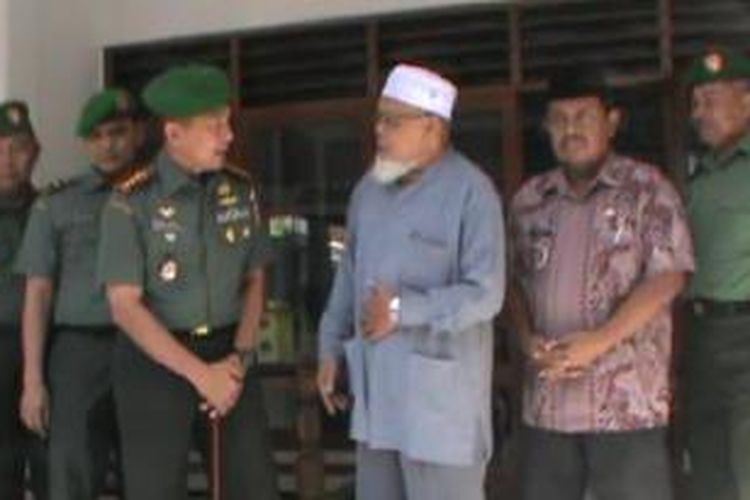 Koloner Inf Bakti Agus Fadjari dan Direktur Pondok Pesantren Al Mukmin, Ngruki, Rabu (5/8/2014). 
