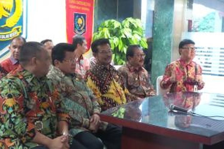 Menteri Dalam Negeri Tjahjo Kumolo bersama dengan para pengurus Asosiasi Pemerintah Pusat Seluruh Indonesia (APPSI)