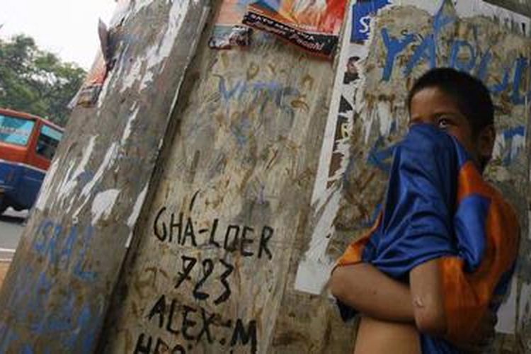 Ikustrasi: Seorang anak jalanan tengah mengelem dengan lem Aica Aibon di Jalan Letjen Suprapto, Jakarta Pusat.