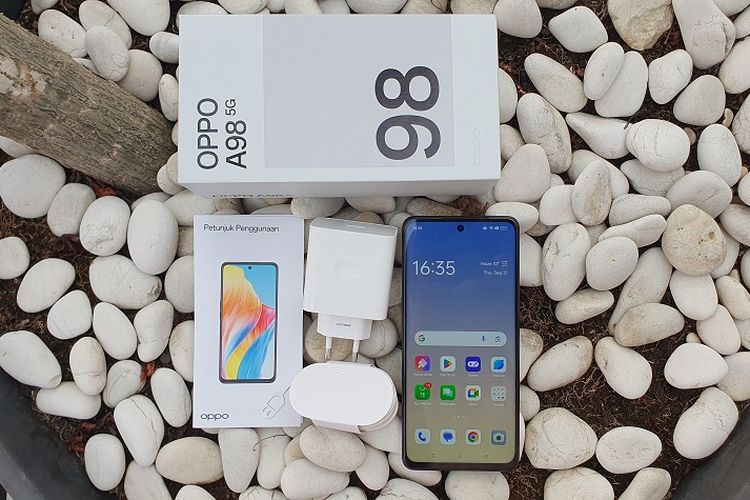 Isi kotak penjualan Oppo A98 5G meliputi unit Oppo A98 5G, panduan singkat, kartu garansi, adapter atau kepala charger, kabel USB-C, SIM ejector serta softcase ponsel.