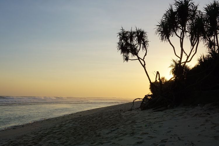 Suasana Pantai Nunggalan di sore hari.