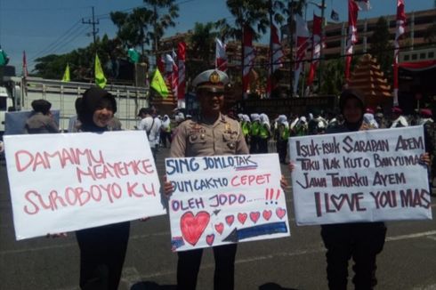 Tak Kalah dengan Mahasiswa, Polisi yang Jaga Demo Buruh Bawa Poster dengan Tulisan Menggelitik