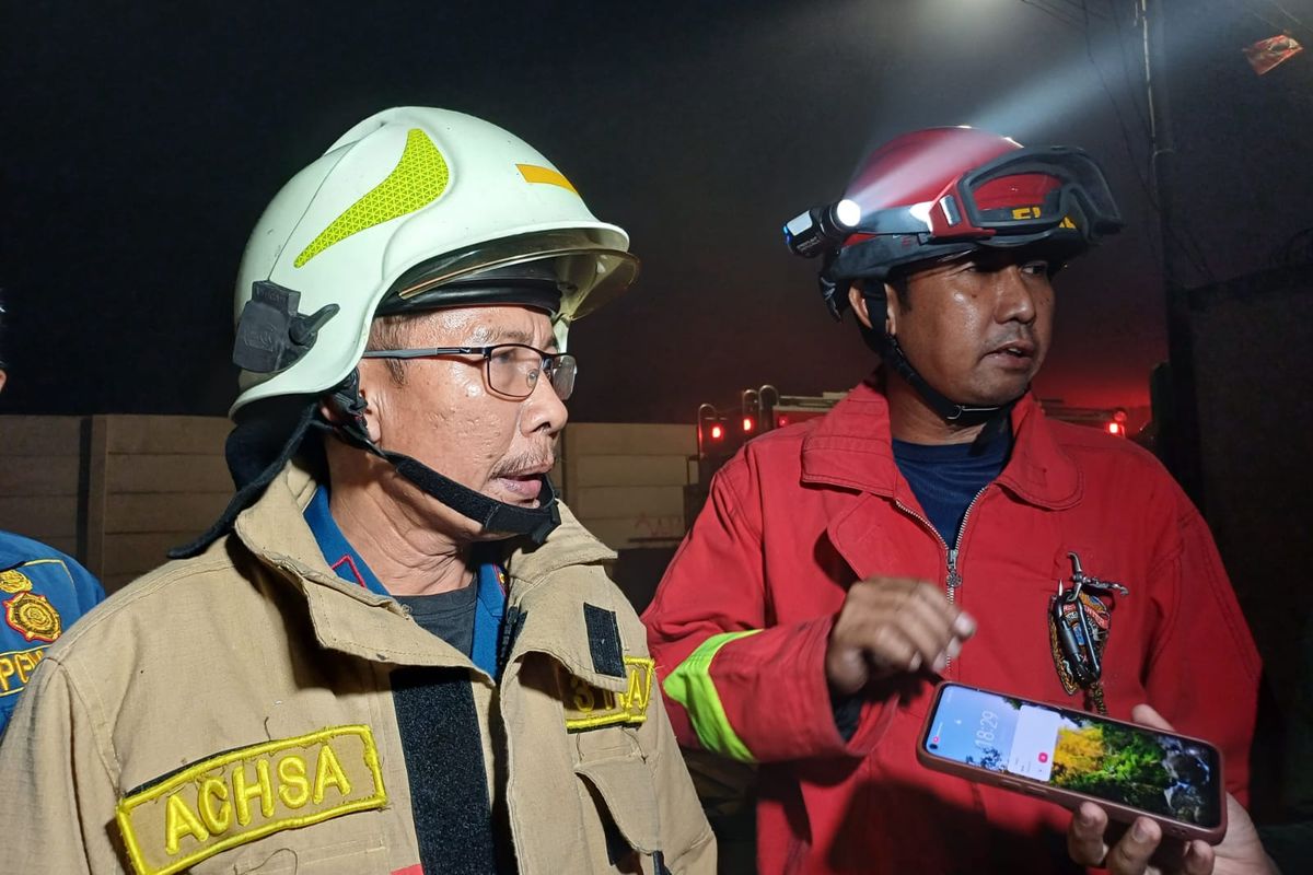 Perwira Piket Sudin Gulkarmat Jakarta Utara Achmad Sadeli (kiri), saat ditemui di lokasi Minggu (30/7/2023).