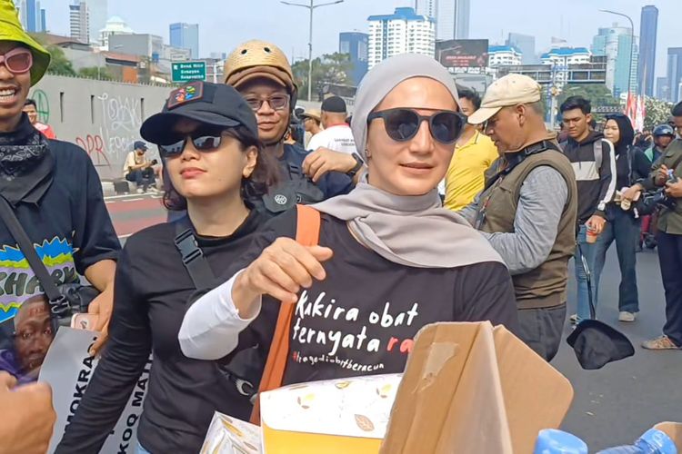 Wanda Hamidah Bagi-bagi Makanan ke Massa Pedemo di Depan Gedung DPR RI