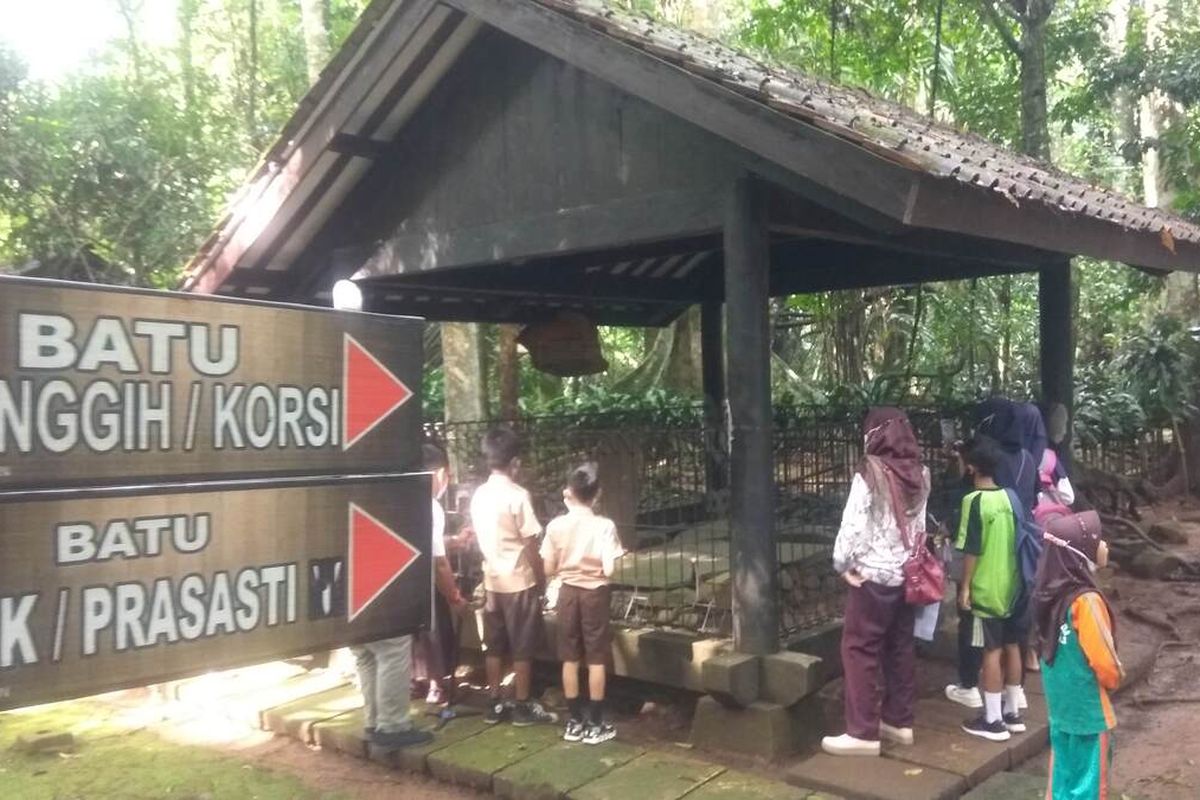 Beberapa anak mengunjungi situs sejarah Astana Gede, Kawali, Kabupaten Ciamis, usai divaksin.