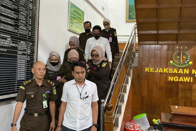 Tim penyidik Kejari Ngawi menahan Nafiatur Rohmah (43), seorang notaris dalam kasus korupsi gratifikasi dan manipulasi pajak daerah pembebasan lahan pabrik mainan PT GFT Indonesia Investment di Desa Geneng, Kecamatan Geneng, Kabupaten Ngawi, Jawa Timur, Selasa (22/7/2025) malam.