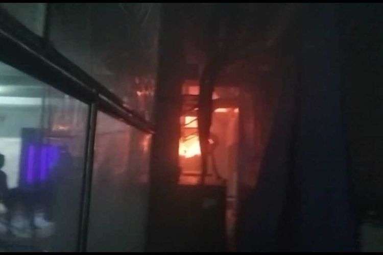 Kebakaran terjadi pada pabrik PT Elegent Textile Industri, Desa Kembangkuning, Kecamatan Jatiluhur, Purwakarta, Jawa Barat, Kamis (23/3/2023).