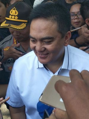 Kepala Biro Penerangan Masyarakat Divisi Humas Polri Brigjen M Iqbal saat memberikan keterangan pada awak media yang meliput tak jauh dari gerbang Mako Brimob, Rabu (9/5/2018).