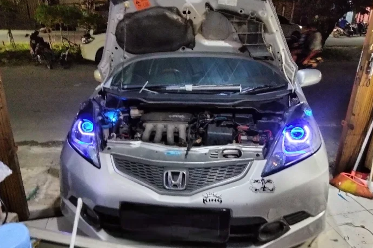 Ilustrasi pasang lampu Bi-LED.