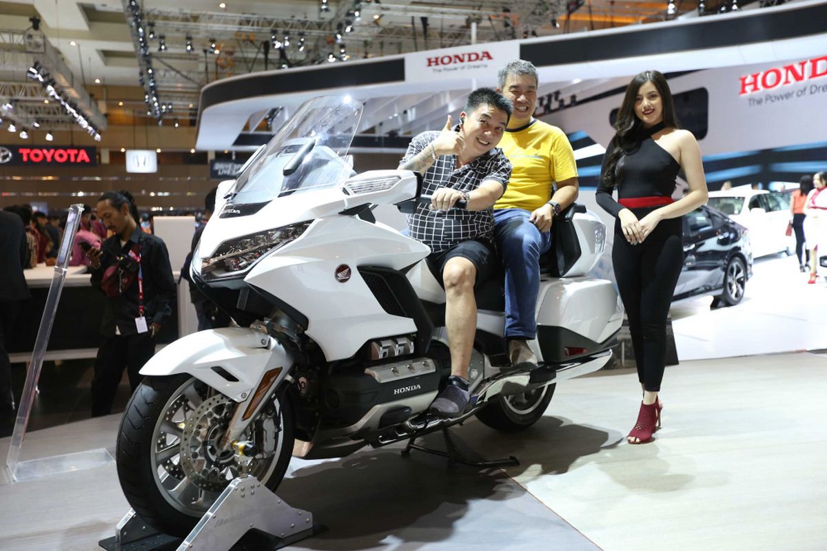 Sejumlah pengunjung mencoba motor saat acara pameran otomotif Indonesia International Motor Show (IIMS) 2018 di JI Expo Kemayoran, Jakarta, Kamis (19/4/2018). Pemeran yang akan berlangsung hingga 29 April 2018 itu diikuti pelaku industri otomotif Tanah Air dengan menampilkan produk unggulan.