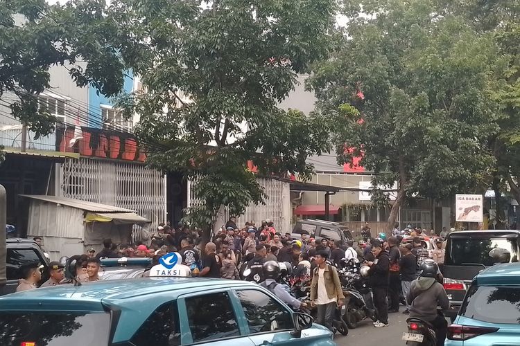 Sejumlah petugas kepolisian sedang berjaga di area depan Kantor Majelis Pimpinan Wilayah (MPW) Pemuda Pancasila (PP) Jawa Barat di Jalan BKR, Kota Bandung usai di serang diduga oleh kelompok organisasi masyarakat lain, Rabu (15/1/2025) sore.