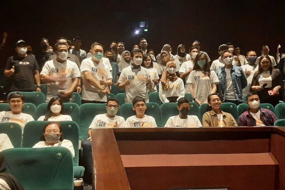 Wakil Gubernur Jatim Emil Elistianto Dardak nonton bareng film KKN Di Desa Penari bersama Relawan Generasi Emas Millenial (Gen Emil) Di Surabaya Sabtu (14/5/2022) malam.