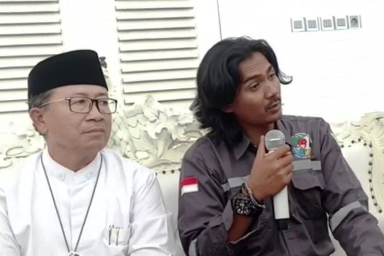 Founder Acsena Humanis Respons Andika Karisma memberikan klarifikasi kepada wartawan di Pendopo Bupati Cianur, Jumat (30/12/2022) terkait organisasinya yang dicatut dalam pelaporan Bupati Cianjur Herman Suherman ke KPK perihal dugaan penyelewengan bantuan korban gempa.