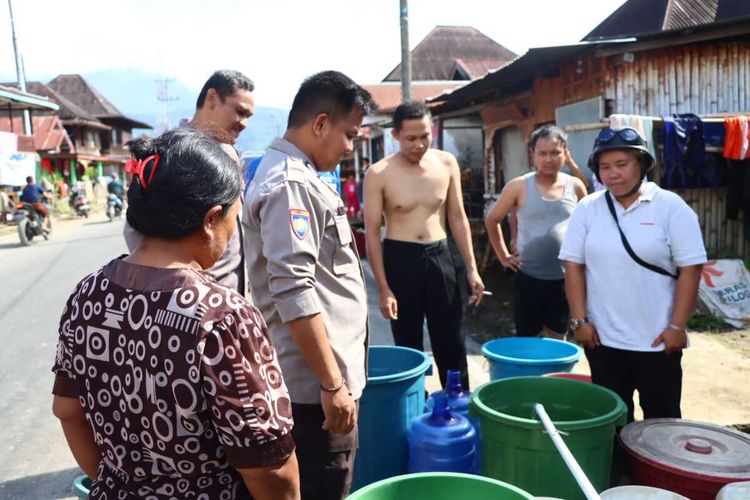 Polres Lebong membagikan air bersih untuk korban banjir di Kabupaten Lebong, Bengkulu